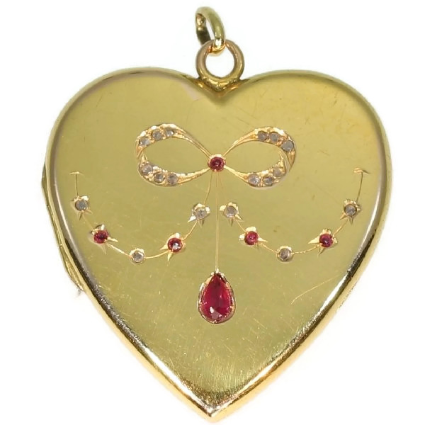 Antique heart shaped locket 18kt yellow gold